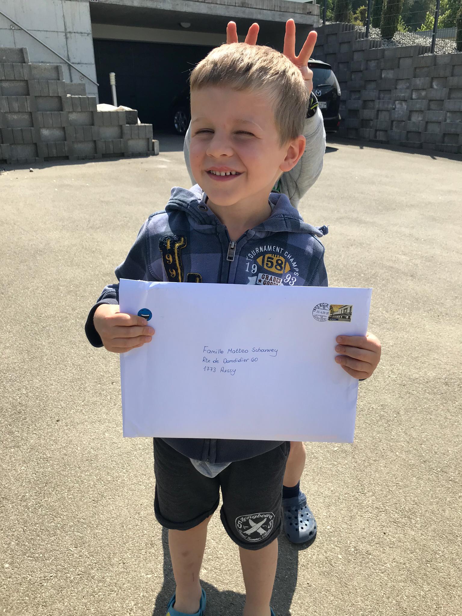 matteo_recoit_le_courrier_de_vera.jpg